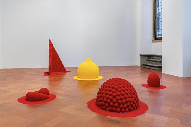 Anish Kapoor. Untrue Unreal. To Reflect an Intimate Part of the Red, 1981, tecnica mista, pigmento mixed media, pigment. Installation view, Palazzo Strozzi, Firenze. ©photoElaBialkowskaOKNOstudio