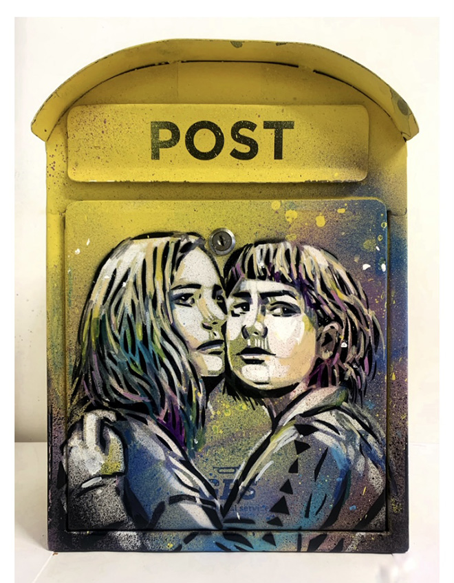 Alice Pasquini - The two of us, 32x42x15, tecnica mista su cassetta postale