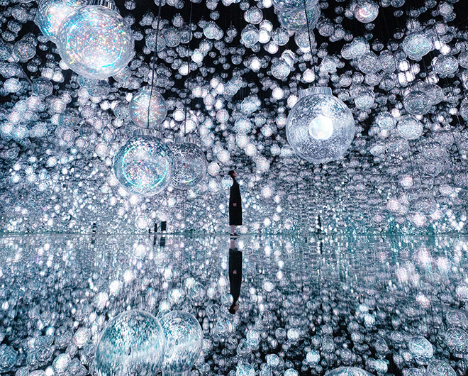 teamLab, Bubble Universe: Physical Light, Bubbles of Light, Wobbling Light, and Environmental Light, 2023 (work in progress), Interactive Installation, LED, Endless, Sound: Hideaki Takahashi © teamLab, courtesy Pace Gallery.