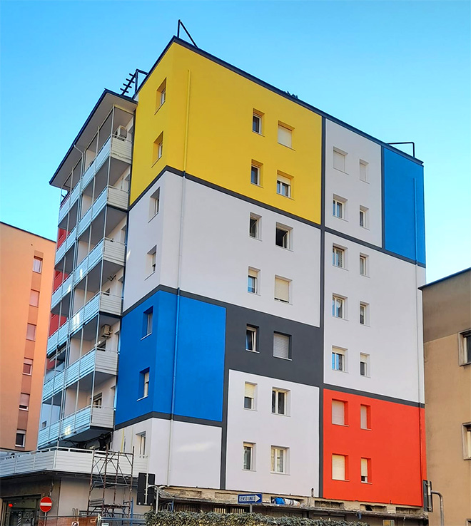 Una riproduzione dell'opera di Piet Mondrian sulla facciata del Condominio Zandonai in via Matteotti nel quartiere San Pio X a Trento