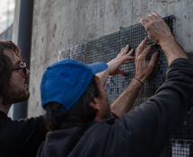 Giovanni Contardi e Roberto Pompucci mentre installano le formelle. Foto di Mattia Barbotti
