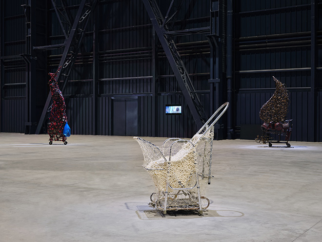 Nari Ward - Carpet Angel, 1992. Veduta dell’installazione, Pirelli HangarBicocca, Milano, 2024 The Museum of Contemporary Art, Los Angeles Dono di Jennifer McSweeney in onore di Joan 