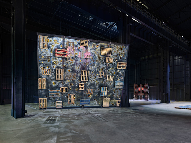 Nari Ward - Geography Bottle Curtain, 1997/2024. Veduta dell’installazione, Pirelli HangarBicocca, Milano, 2024. Prodotto da Pirelli HangarBicocca. Foto Courtesy l’artista e Pirelli HangarBicocca, Milano. Foto: Agostino Osio. © Nari Ward Studio. Courtesy the artist and Lehmann Maupin, New York, Seoul, and London, and GALLERIA CONTINUA.