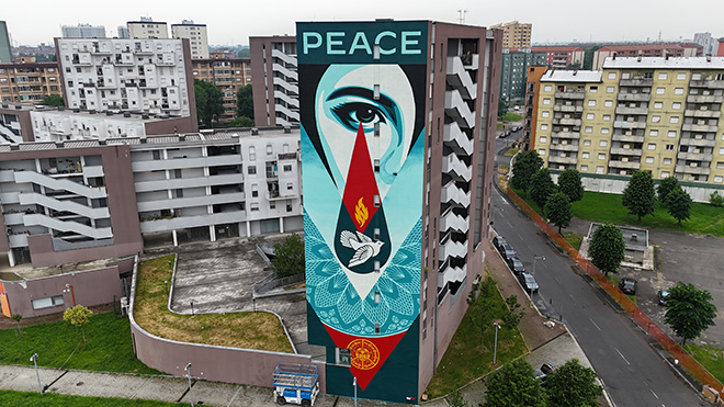Shepard Fairey (OBEY) – “Tear Flame Peace”, murale a Milano