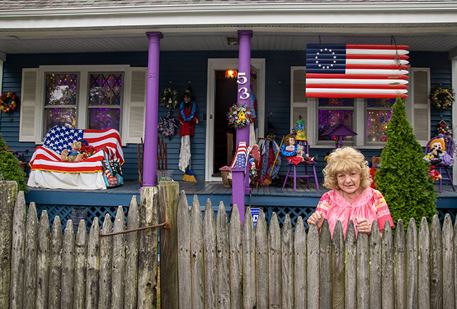 ©Sandy Hill / Courtesy All About Photo - Image: Flags and Dolls. Project title: AMERICAN LAWN DÉCOR. Merit Award Gallery AAP Magazine #40 Portrait