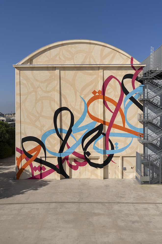 eL Seed - Waves Only Exist Because the Wind Blows, 2024. Courtesy l’artista e Pirelli HangarBicocca, Milano, 2024. Foto Lorenzo Palmieri