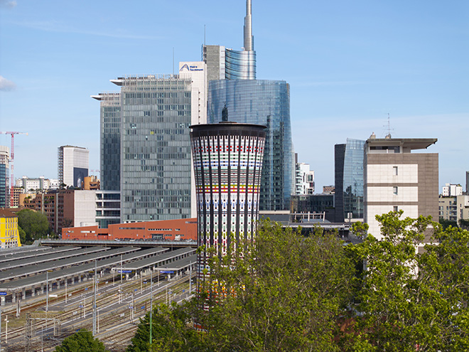 Nuova illuminazione notturna a Led per la Torre Arcobaleno di Milano