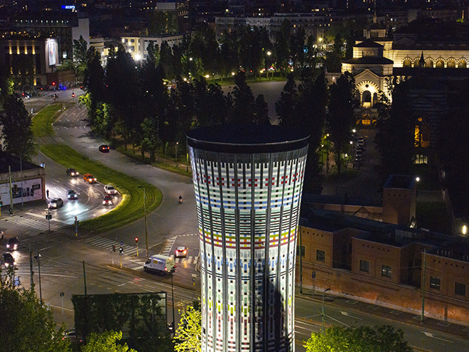 Nuova illuminazione notturna a Led per la Torre Arcobaleno di Milano