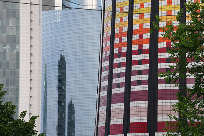 Nuova illuminazione notturna a Led per la Torre Arcobaleno di Milano