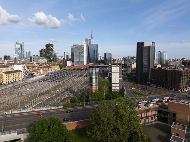 Nuova illuminazione notturna a Led per la Torre Arcobaleno di Milano