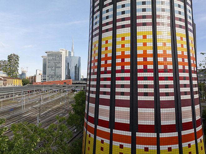 Nuova illuminazione notturna a Led per la Torre Arcobaleno di Milano