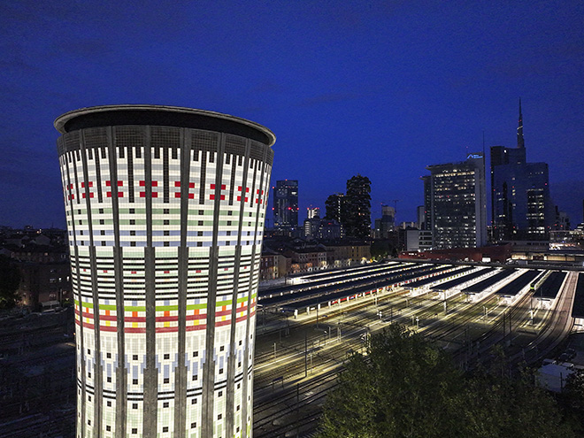 Nuova illuminazione notturna a Led per la Torre Arcobaleno di Milano