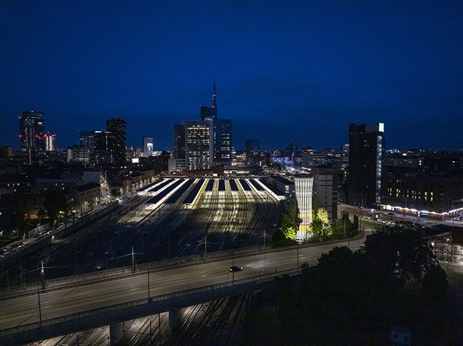 Nuova illuminazione notturna a Led per la Torre Arcobaleno di Milano