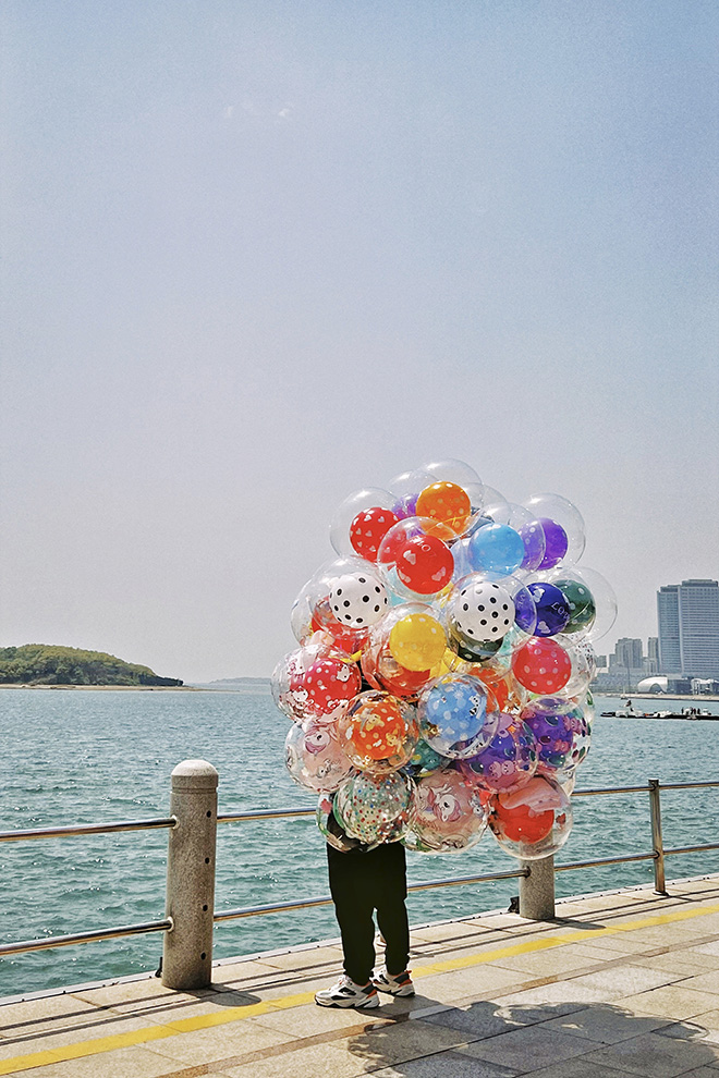 Lingbo Wang (China) - Balloon Head, Qingdao, China. Shot on iPhone 13 Pro Max. Third Place - Lifestyle. © IPPAWARDS - 2024 Winners