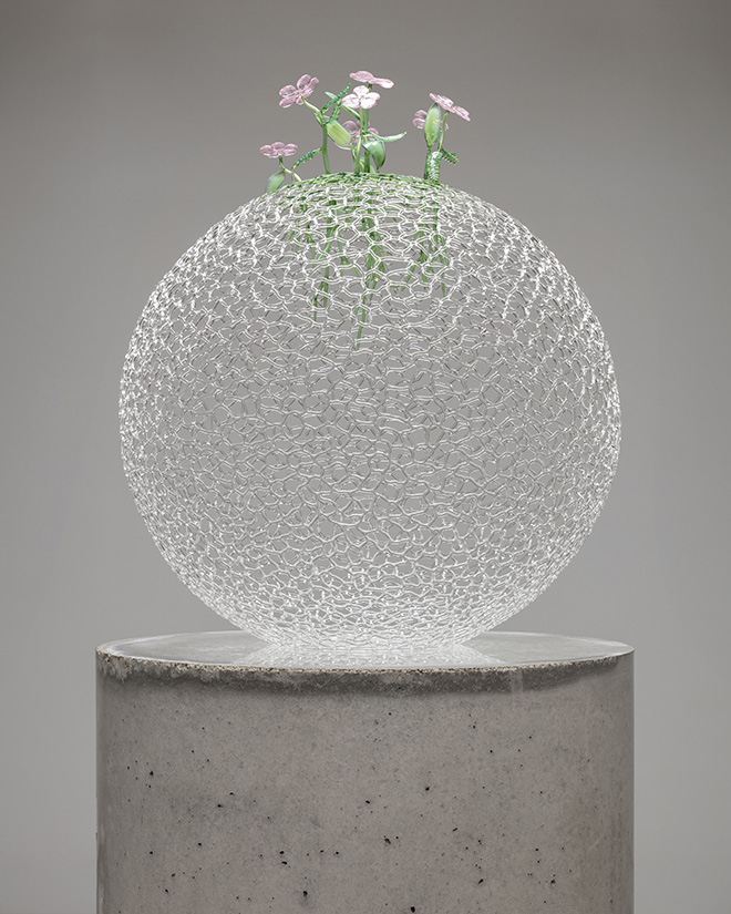 Kelly Akashi, Cosmic axis, 2022-2023. Flame-worked borosilicate on rotating cast concrete pedestal 77 x 22 x 22 in (195,6 x 55,9 x 55,9 cm) Courtesy of the artist and Lisson Gallery. Photo: Pierre Le Hors