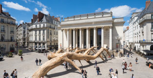 Henrique Oliveira – “Le rêve de Fitzcarraldo”, Place Graslin, Le Voyage à Nantes 2024. ©Martin Argyroglo/LVAN