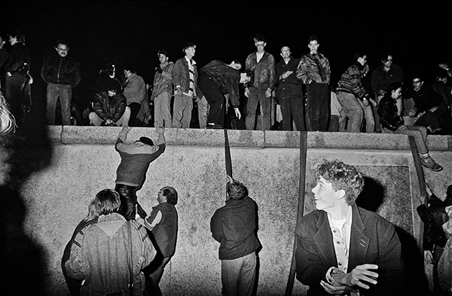 Werner Mahler, Fall of the Wall, Berlin, 1989, from the series, November 9, 1989“ © Werner Mahler/OSTKREUZ