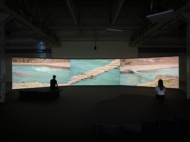 Saodat Ismailova - Stains of Oxus, 2016. Veduta dell’installazione in Pirelli HangarBicocca, Milano, 2024. Prodotto da Le Fresnoy, National Studio of Contemporary Art, Francia. Courtesy l’artista © Saodat Ismailova e Pirelli HangarBicocca, Milan. Foto Agostino Osio