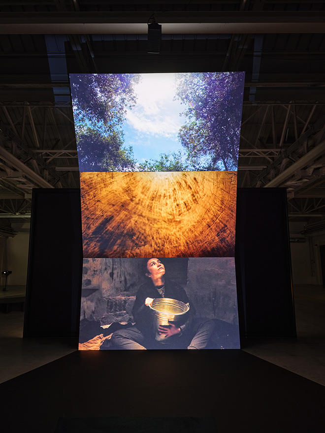 Saodat Ismailova - Chillahona, 2022. Veduta dell’installazione in Pirelli HangarBicocca, Milano, 2024. Realizzato per 59. Biennale d’Arte di Venezia, con il supporto di Tselinny Center for Contemporary Culture, Kazakistan. Courtesy l’artista © Saodat Ismailova e Pirelli HangarBicocca, Milano. Foto Agostino Osio