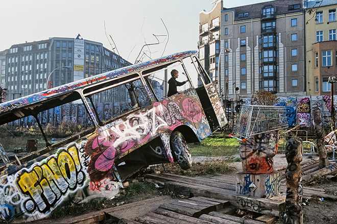 Jordis Antonia Schlösser, Occupied Kunsthaus Tacheles, Oranienburger Straße, Berlin-Mitte, 1997 © Jordis Antonia Schlösser/OSTKREUZ, VG Bild-Kunst, Bonn, 2024