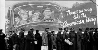 Margaret Bourke-White - Alluvionati afroamericani in fila per ricevere cibo e vestiti da un centro di soccorso della Croce Rossa davanti a un cartellone pubblicitario che esalta ironicamente: “Il più alto tenore di vita del mondo / Non c’è altra strada che quella americana” Louisville, Kentucky, 1937. Margaret Bourke-White/The LIFE Picture Collection/Shutterstock