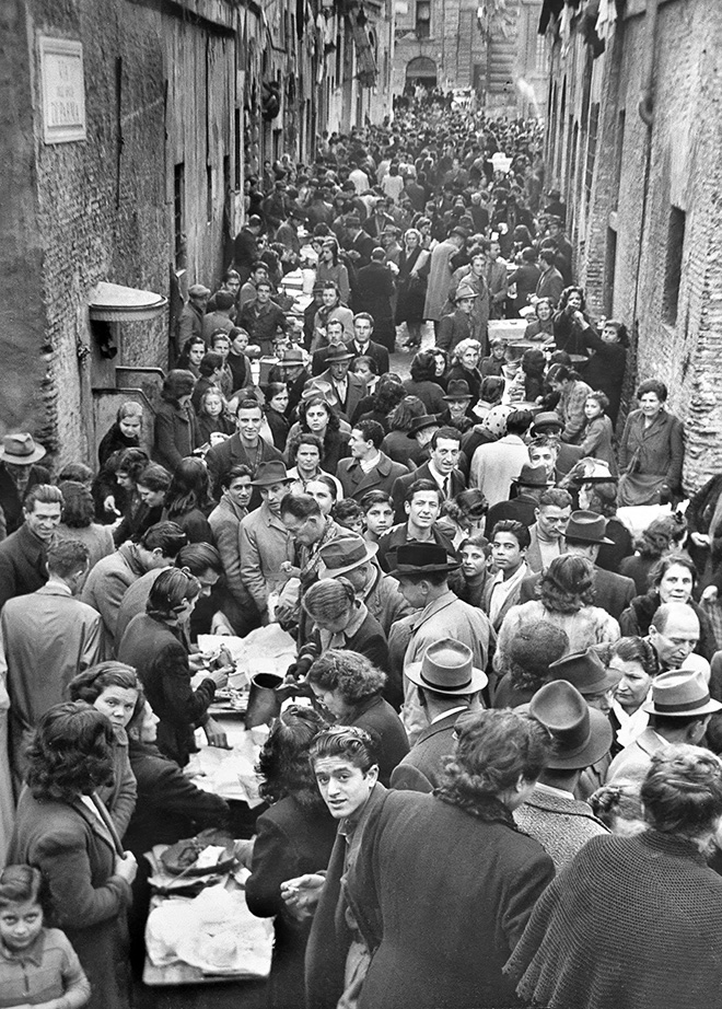 Margaret Bourke-White - Italiani passeggiano tra le bancarelle del mercato nero di Lungotevere Tor di Nona,  Roma, 1944. Margaret Bourke-White/The LIFE Picture Collection/Shutterstock