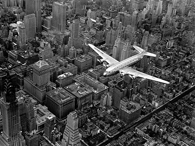 Margaret Bourke-White - Veduta aerea di un aereo passeggeri DC-4 in volo su Midtown Manhattan, New York City, 1939. Margaret Bourke-White/The LIFE Picture Collection/Shutterstock