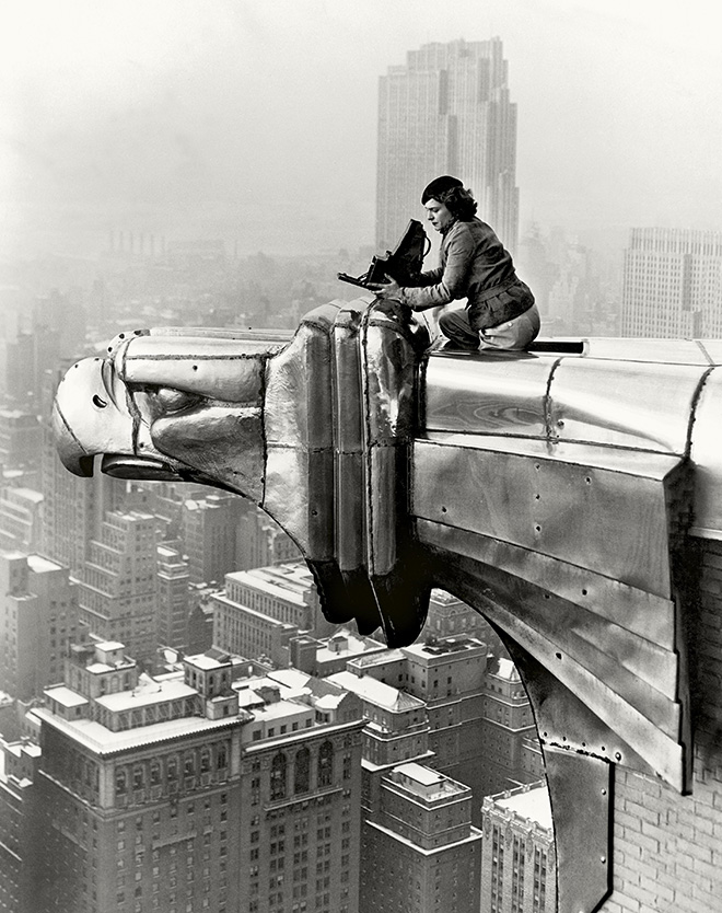 Oscar Graubner - Margaret Bourke-White in cima al Chrysler Building, New York City, 1932 ca. Margaret Bourke-White/The LIFE Picture Collection