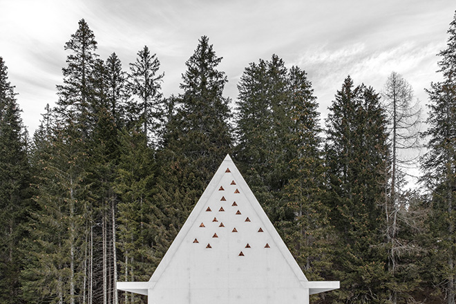 Pedevilla Architects & Willeit Architektur - Edificio di servizio, 2020 . Passo di Monte Croce, Sesto. Foto Gustav Willeit