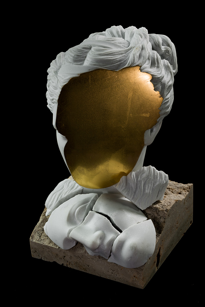 Michał Jackowski - Social Mirror, 2021, marble gold travertine, 26x16x18 cm. Photo credit: Paweł Ławreszuk, courtesy of: Cris Contini Contemporary