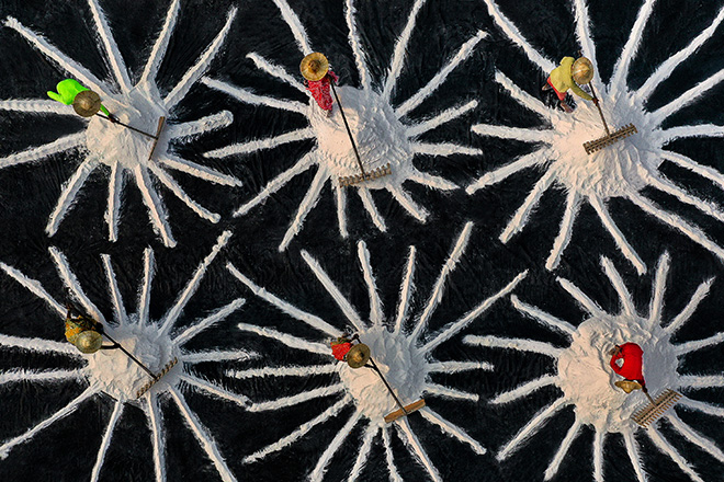 © Saurabh Sirohiya / Courtesy All About Photo - Image: Salt Farm Workers Harvesting. Merit Award Gallery, AAP Magazine 42 Shapes