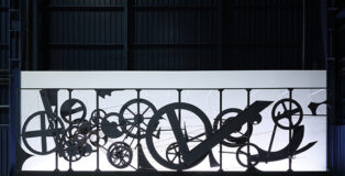 Jean Tinguely - Requiem pour une feuille morte, 1967 Veduta dell’installazione, Pirelli HangarBicocca, Milano, 2024 Collection Fonds Renault pour l’art et la culture, France. Courtesy Pirelli HangarBicocca, Milano Jean Tinguely: © SIAE, 2024. Foto: Agostino Osio