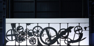 “Jean Tinguely”: opere cinetiche e performative in mostra presso Pirelli HangarBicocca