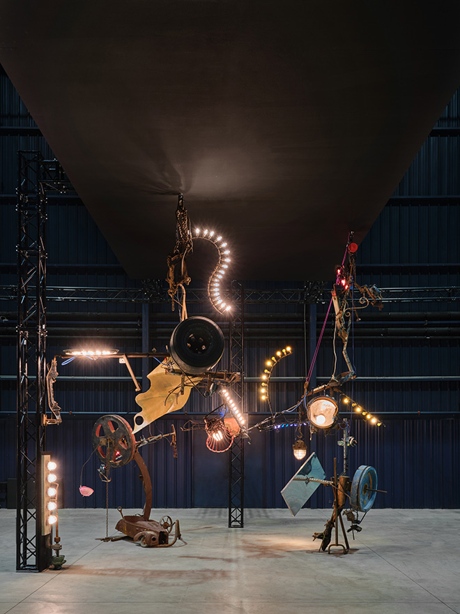 Jean Tinguely - L’Odalisque, 1989. Veduta dell’installazione, Pirelli HangarBicocca, Milano, 2024. Bischofberger Collection, Männedorf- Zurich, Switzerland. Courtesy Pirelli HangarBicocca, Milano Jean Tinguely: © SIAE, 2024. Foto: Agostino Osio.