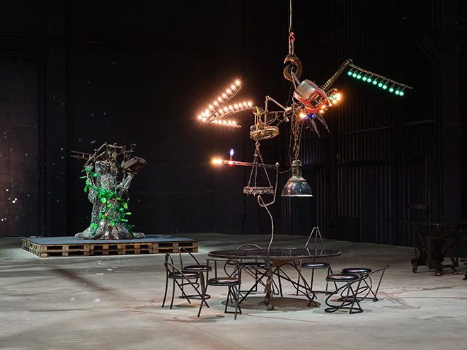 Jean Tinguely - Veduta della mostra, Pirelli HangarBicocca, Milano, 2024. Primo piano: Jean Tinguely, Café Kyoto, 1987, Museum Tinguely, Basel. Donation Niki de Saint Phalle. A cultural commitment of Roche. Secondo piano: Jean Tinguely e Niki de Saint Phalle, Le Champignon magique, 1989. Niki Charitable Art Foundation, Santee Courtesy Pirelli HangarBicocca, Milano Jean Tinguely: © SIAE, 2024. Foto: Agostino Osio