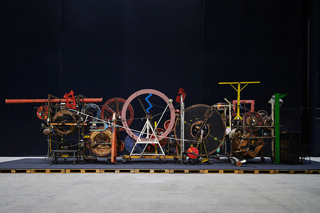  Jean Tinguely - Méta-Maxi, 1986, Veduta dell’installazione, Pirelli HangarBicocca, Milano, 2024. On loan from the Mercedes-Benz Art Collection. Courtesy Pirelli HangarBicocca, Milano Jean Tinguely: © SIAE, 2024. Foto Agostino Osio.