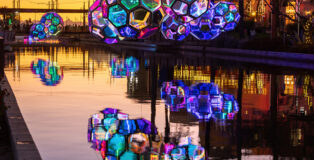 The Urban Conga - “Molecules”, Arizona Canal, Scottsdale, Arizona (USA). A desert sunset of Molecules rising up from the Arizona Canal. Photo credit: Andrew Pielage