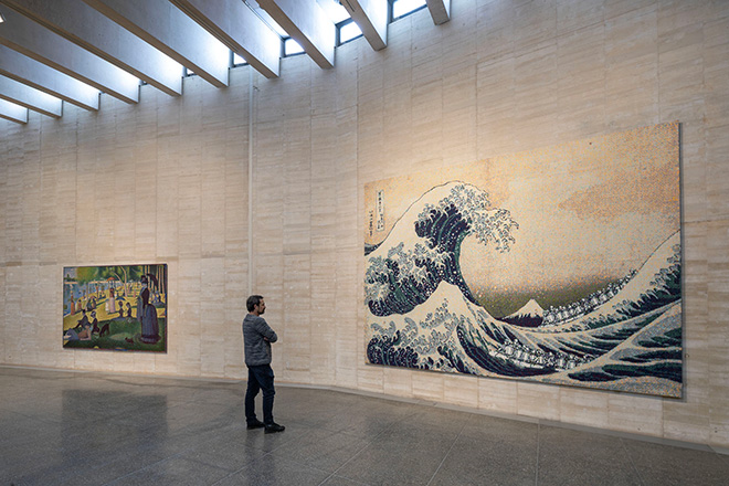 Ai Weiwei. Don Quixote, installation view, MUSAC (Museo di arte contemporanea di Castiglia e Leon). Ai Weiwei - Surfing (After Hokusai), 2023. Bloques de construcción (WOMA). 480 x 320 cm.