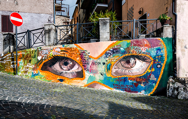 Anima, Laboratorio di street art a cura di Luis Alberto Gomez de Teran. Murale realizzato con la collaborazione degli studenti dell'Istituto Comprensivo Giorgi di Monteflavio. Incrocio tra Via Alfredo Baccelli e Via del Sole, Monteflavio