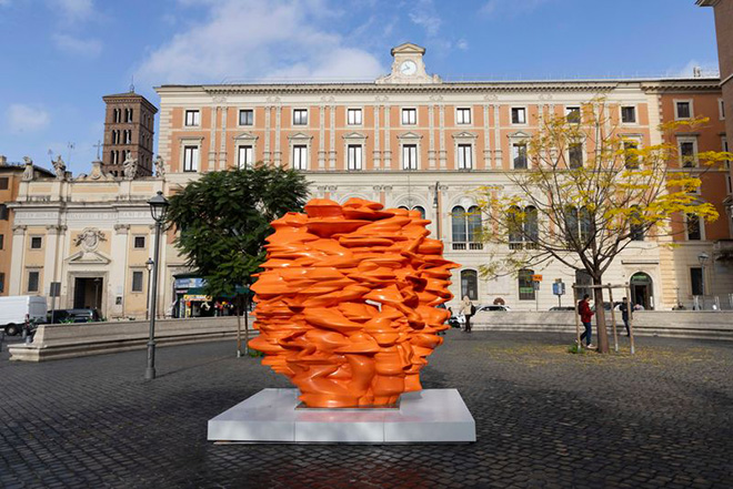 Tony Cragg - Versus e Runner, Piazza San Silvestro, Roma. Photo credit: Monkeys Video Lab