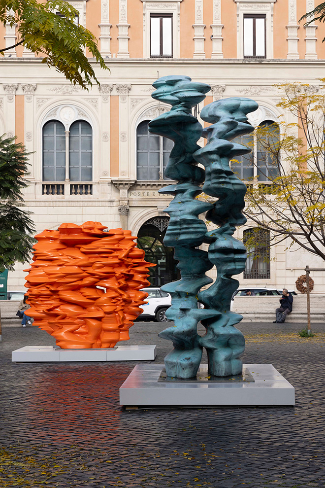 Tony Cragg - Versus e Runner, Piazza San Silvestro, Roma. Photo credit: Monkeys Video Lab