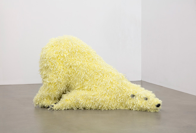 Paola Pivi - Have you seen me before?, 2008. Schiuma poliuretanica, piume, plastica, legno, acciaio / Polyurethane foam, feathers, plastic, wood, steel, 108 x 200 x 100 cm. Courtesy Fondazione Sandretto Re Rebaudengo