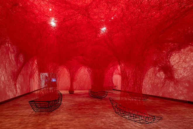 Chiharu Shiota - Uncertain Journey (« Voyage incertain »), 2016/2024. Cadre métallique, laine rouge, Vue de l’exposition Chiharu Shiota The Soul Trembles, Grand Palais, Paris 2024. Scenographie Atelier Jodar. © GrandPalaisRmn 2024 / Photo Didier Plowy © Adagp, Paris, 2024 and the artist