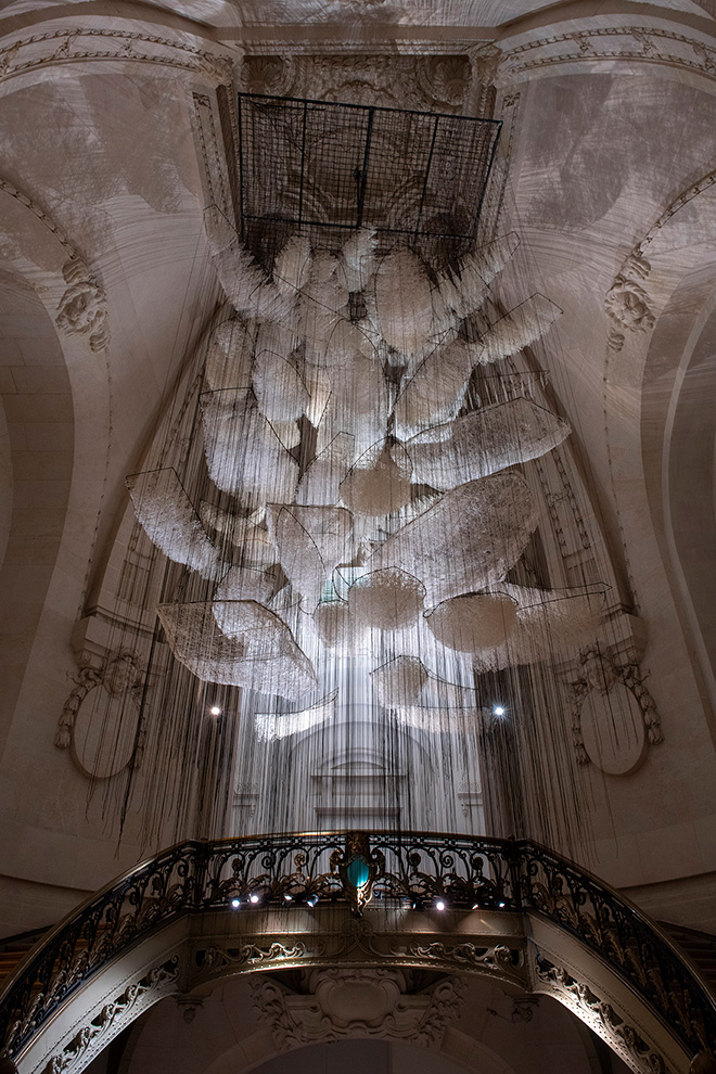 Chiharu Shiota - Where Are We Going?, 2017/2024, Laine blanche, fil de fer, corde. Vue de l’exposition Chiharu Shiota The Soul Trembles, Grand Palais, Paris 2024. Scenographie Atelier Jodar © GrandPalaisRmn 2024 / Photo Didier Plowy © Adagp, Paris, 2024 and the artist.