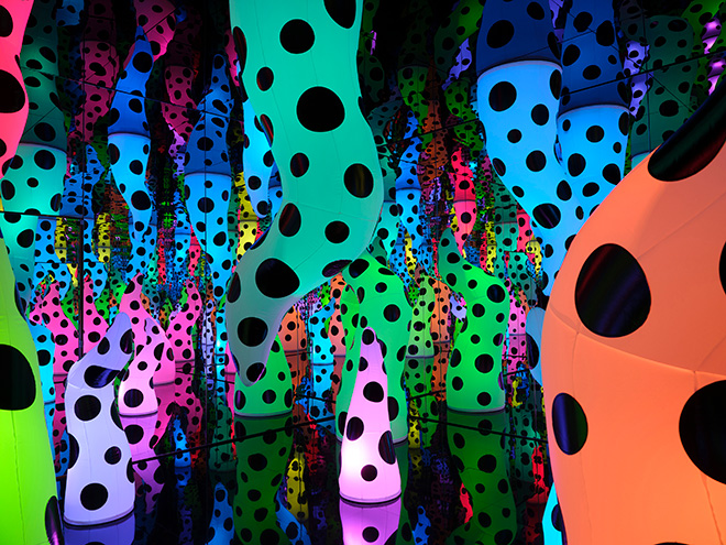 “Yayoi Kusama” – L’arte immersiva di Kusama alla National Gallery of Victoria (NGV)