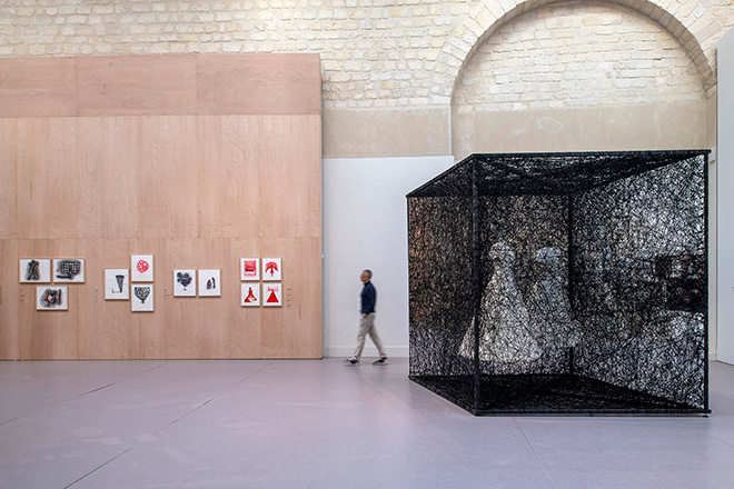 Chiharu Shiota - Reflection of Space and Time (« Reflet de l’espace et du temps »), 2018/2024, Robes blanches, mirroir, metal frame, laine noir Alcantara Vue de l’exposition Chiharu Shiota The Soul Trembles, Grand Palais, Paris 2024. Scenographie Atelier Jodar. © GrandPalaisRmn 2024 / Photo Didier Plowy. © Adagp, Paris, 2024 and the artist.