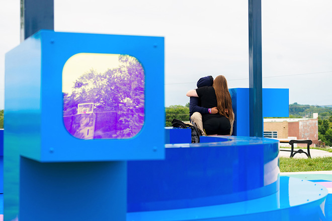 The Urban Conga - Interwoven, Garrett Park, Baltimora. At the end of each bench system are portals reflecting different views of the neighborhood. Photo credit: Bonnie Newman