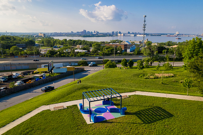 The Urban Conga - Interwoven, Garrett Park, Baltimora. The space overlooks the entire city of Baltimore. Photo credit: Bonnie Newman